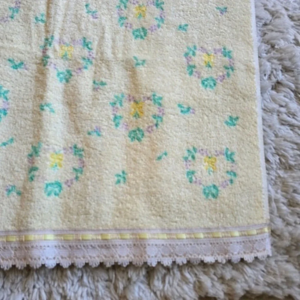 Vintage DUNDEE Bath and Hand Towel Yellow Heart‎ Print